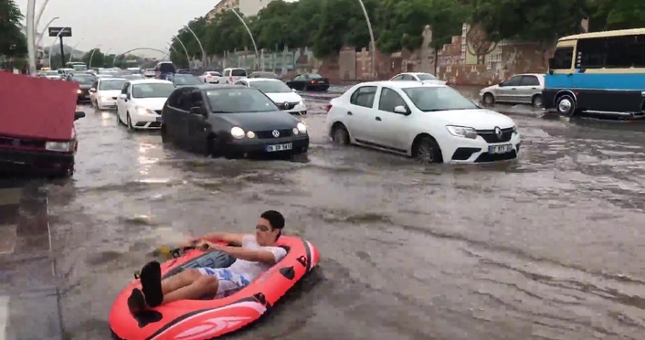 Юноша катался на надувной лодке по затопленной улице Анкары (видео)