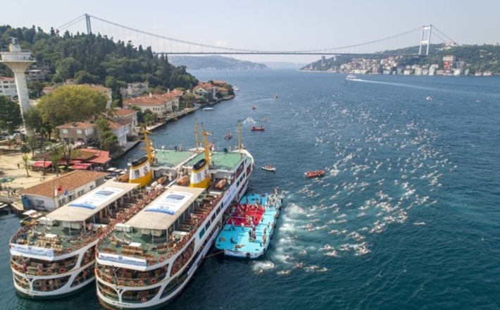 В Стамбуле прошел межконтинентальный заплыв через Босфор