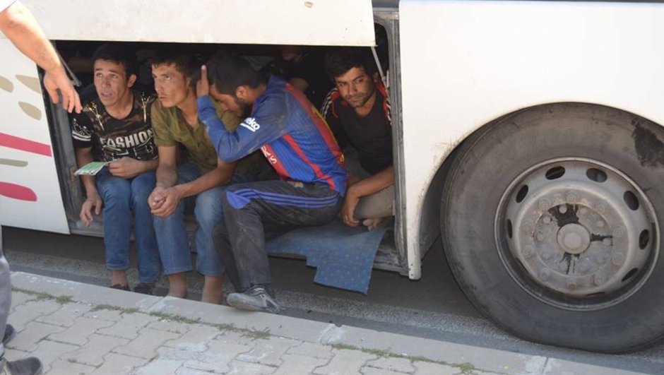 Полиция задержала автобус доверху набитый нелегальными мигрантами