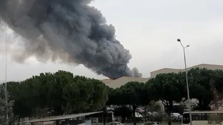 В турецком Измире горит фабрика сухофруктов