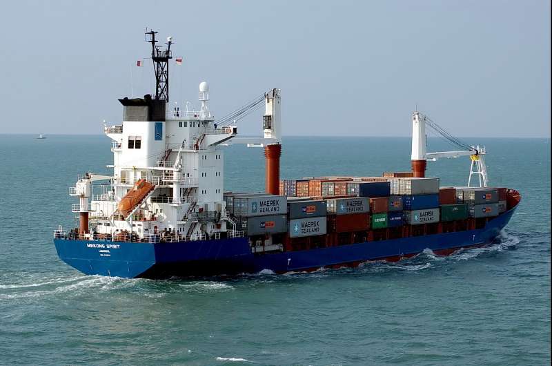 На арестованном Грецией корабле закончились запасы еды и питья
