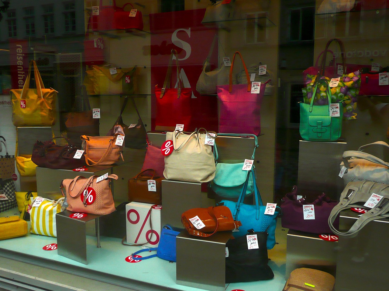 Где можно купить оптом турецкие реплики сумок и обувь?