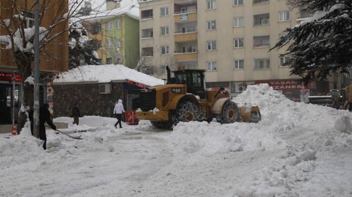 Из города Бингёль вывезли 650 грузовиков снега