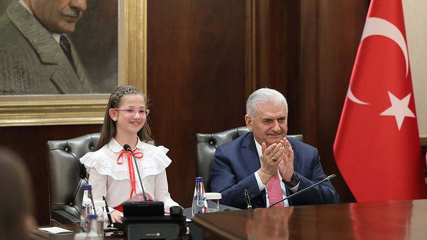 Турецкий премьер уступил свое кресло 11-летней девочке