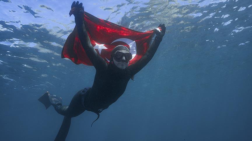 Турецкая спортсменка нырнула в ледяные воды Антарктики