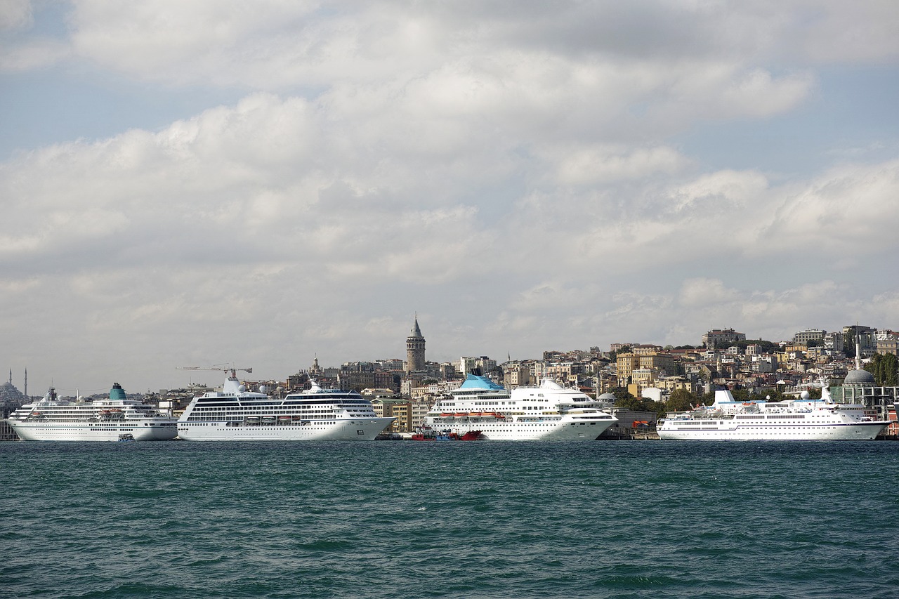 В Стамбуле из-за ливней отменены морские рейсы