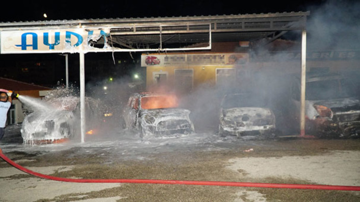 На открытой автостоянке в Эдирне сгорело 8 автомобилей