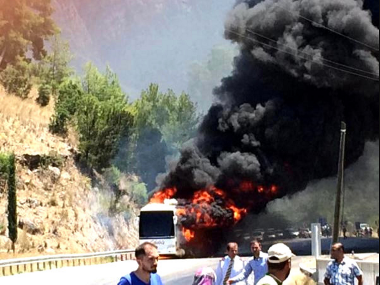  В анталийской дороге загорелся пассажирский автобус