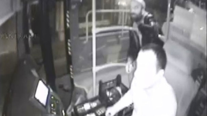 Пассажир в Хатае напал с ножом на водителя автобуса
