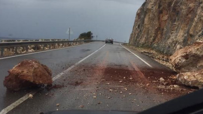 В Анталии каменные осыпи угрожают автомобилистам