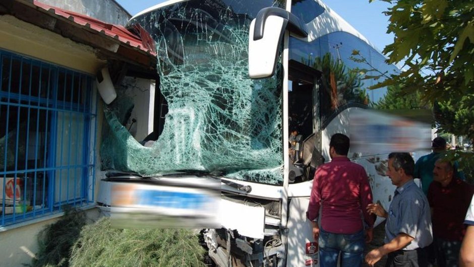 В Орду междугородний автобус столкнулся с микроавтобусом, есть пострадавшие