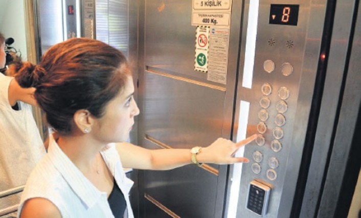 Жители дома в Адане установили кодовый замок в лифте, чтобы проучить неплательщика