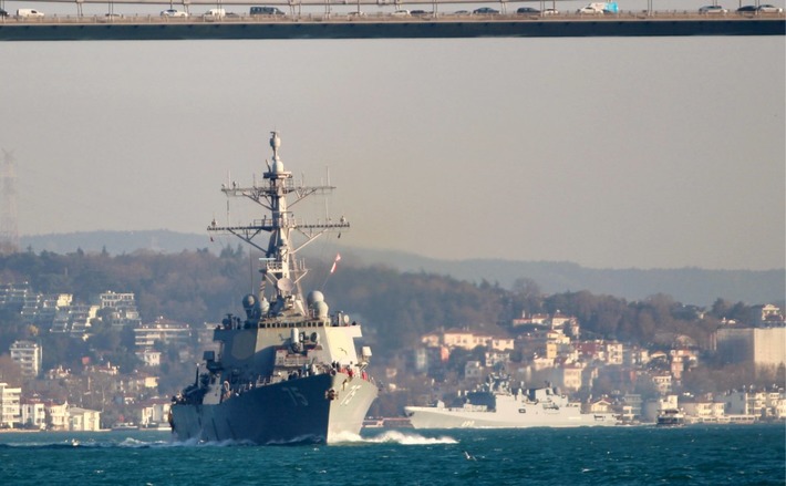 Российский фрегат разминулся с эсминцем США в Босфоре
