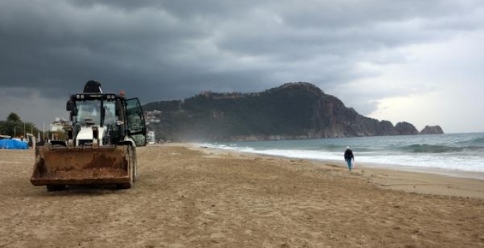 Знаменитый пляж Клеопатры был очищен после загрязнения мазутом