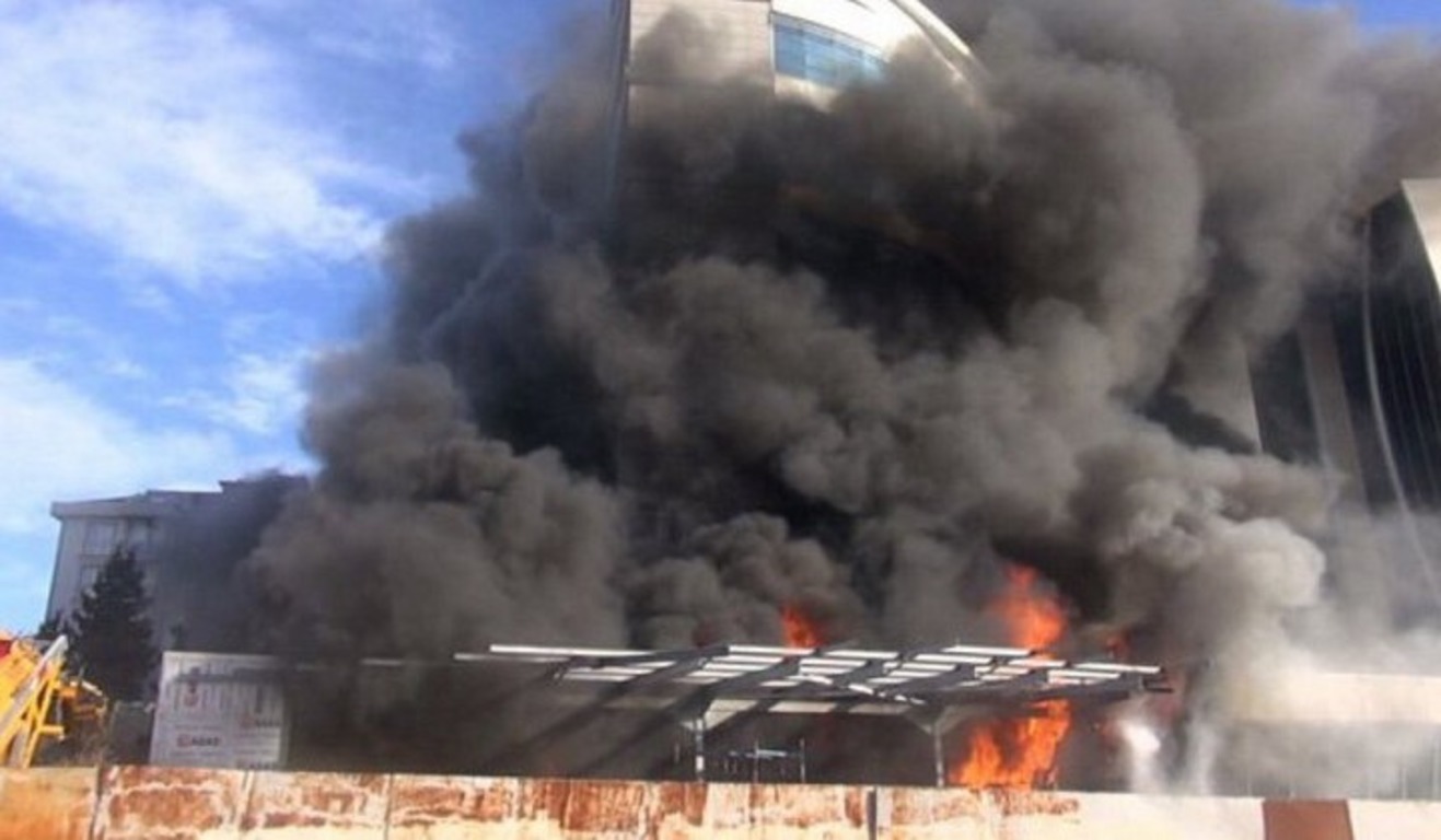 В Стамбуле горит фабрика