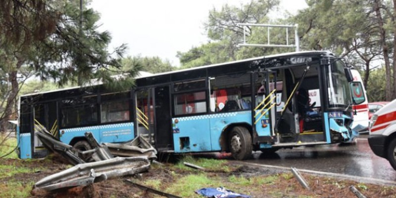 В Анталье маршрутный автобус врезался в дорожное ограждение