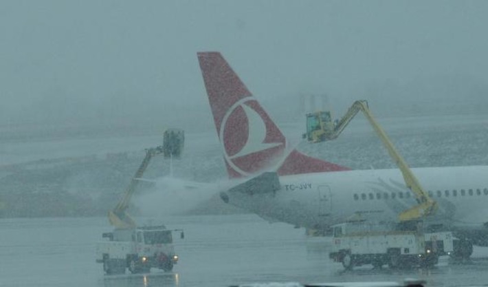 В аэропорту Ататюрка отменены 66 рейсов из-за снегопада