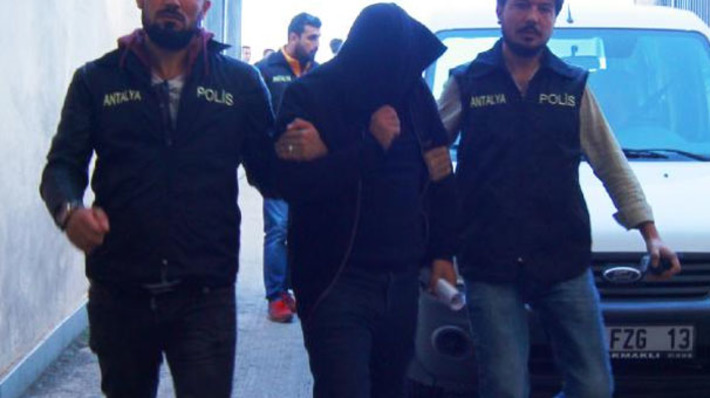 Мужчина задержан в Анталии за надругательство над турецким флагом 