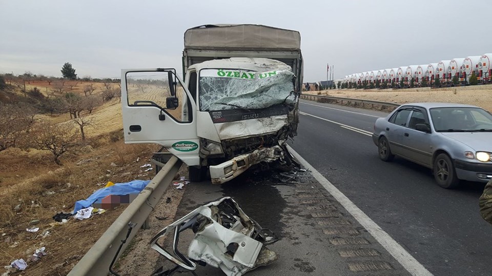 Грузовик столкнулся с микроавтобусом в Газиантепе: 5 погибших, 3 раненых
