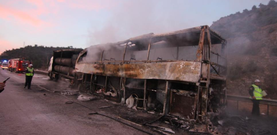 Пассажирский автобус сгорел на трассе в Османджике (фото)