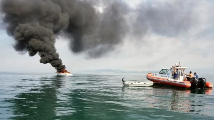 Моторная яхта сгорела посреди моря в Ялове
