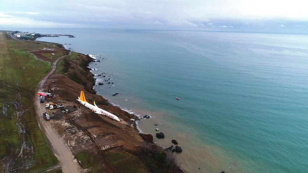 В сети появилось видео, где самолет Pegasus Airlines поднимают с обрыва