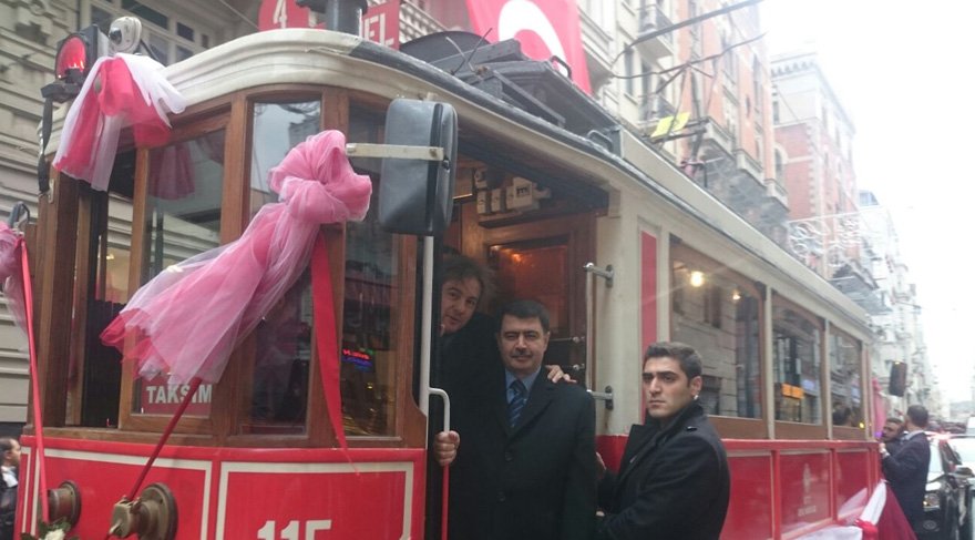 Губернатор Стамбула протестировал трамвайную линию "Ностальжи" 