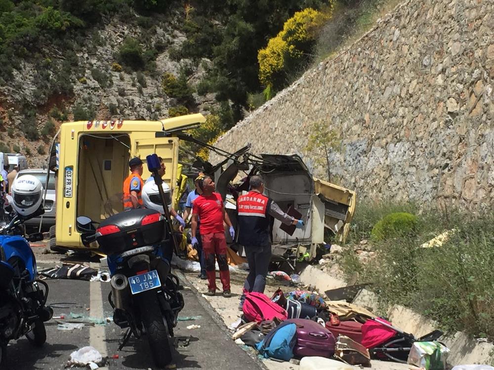 Автобус с туристами врезался в скалу в Турции