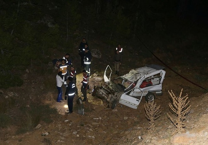 Автомобиль упал со скалы в Мугле: два человека погибли