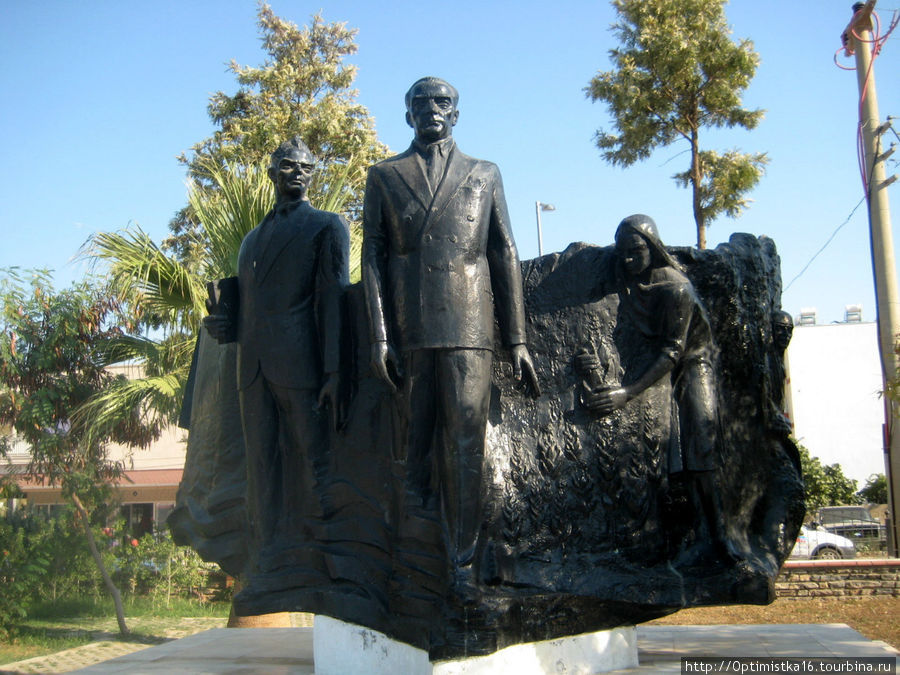 Полицейские задержали вандала, который испортил памятник Ататюрка молотком