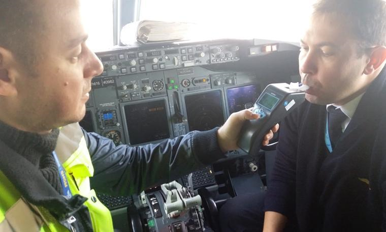 Турецких пилотов начали проверять на алкоголь
