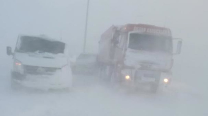 В турецком Эрджиесе более 80-ти машин спасено из снежного плена