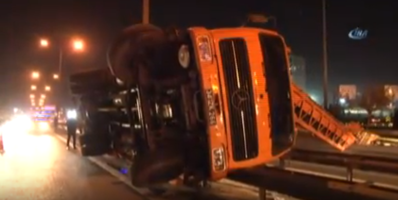 Автокран с рабочими перевернулся на трассе в Анкаре (видео)