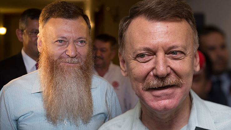 Депутат оппозиционной партии сбрил бороду в честь отмены ЧП в Турции