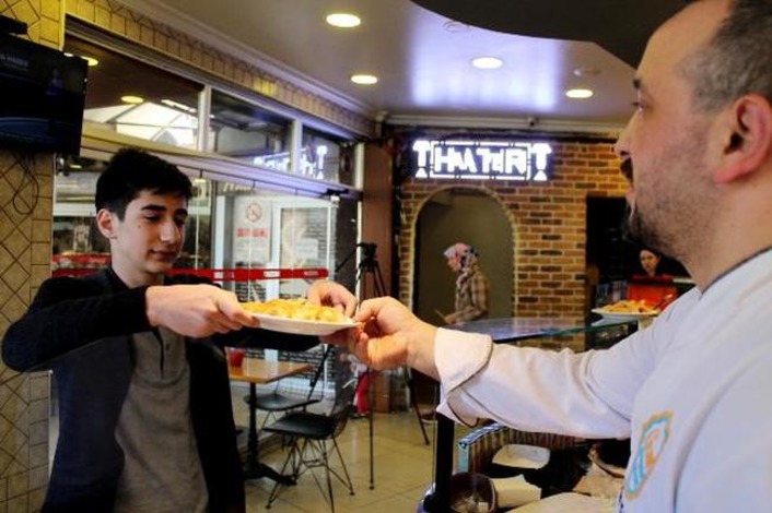 В Бурсе раздают бесплатные пироги за знание гимна Турции