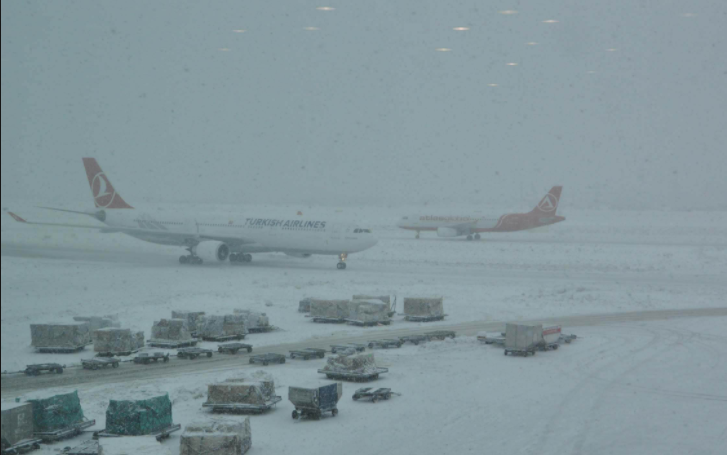 Более 300 рейсов были задержаны в московских аэропортах из-за непогоды