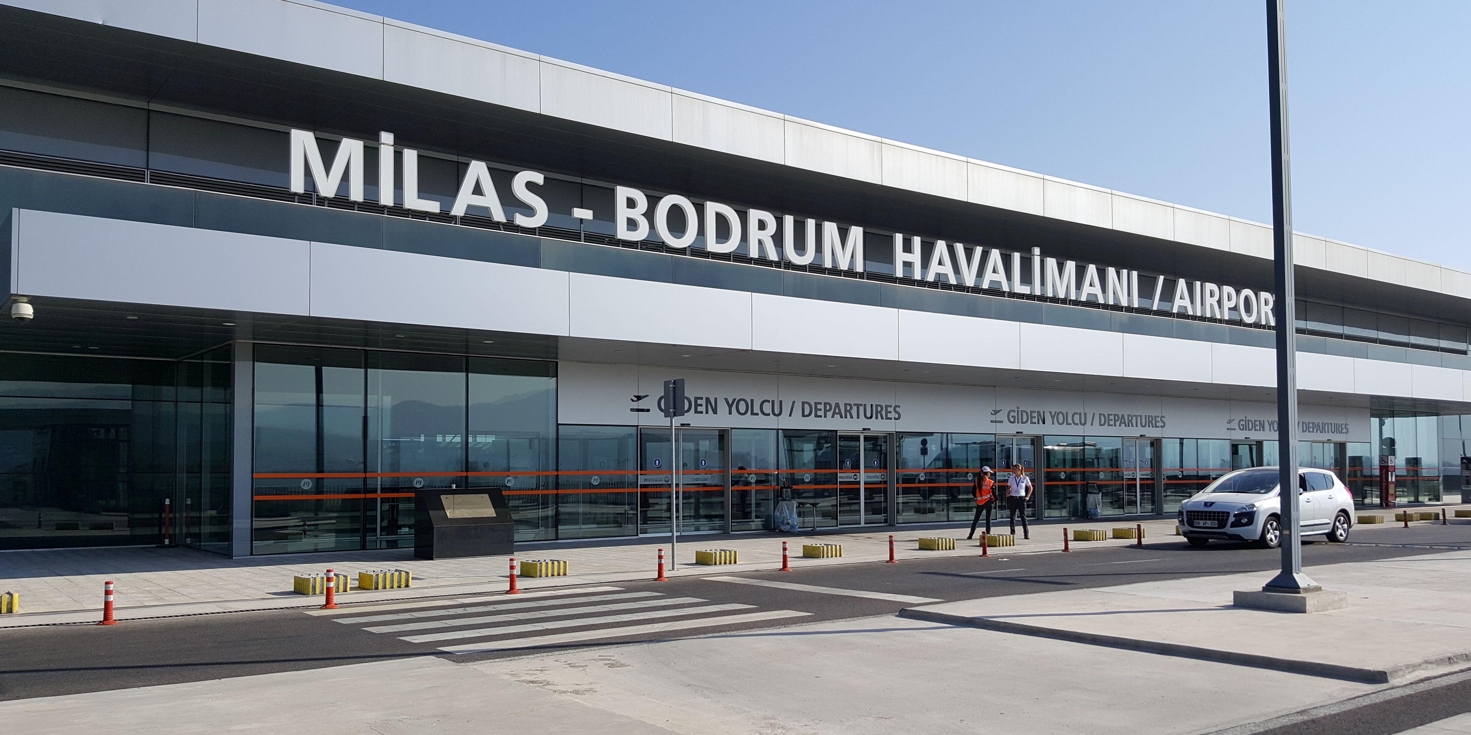 Двухлетний малыш из России упал с третьего этажа в турецком аэропорту
