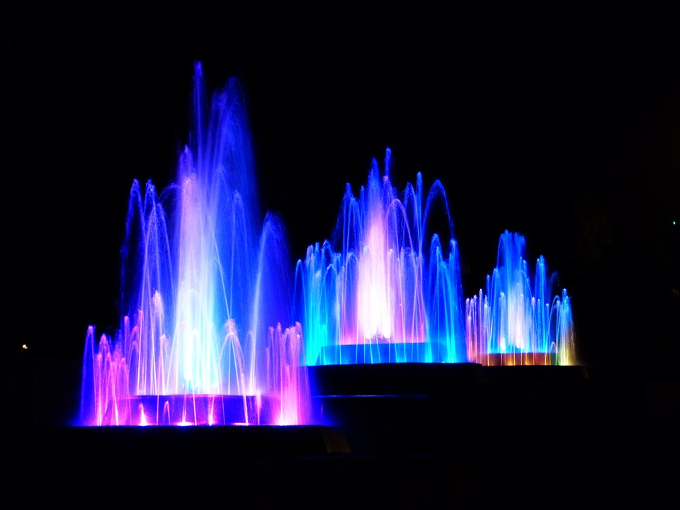 Шоу поющих фонтанов можно увидеть в центре Антальи