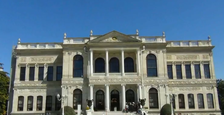 Дворец Долмабахче в Стамбуле: самая необычная резиденция султанов