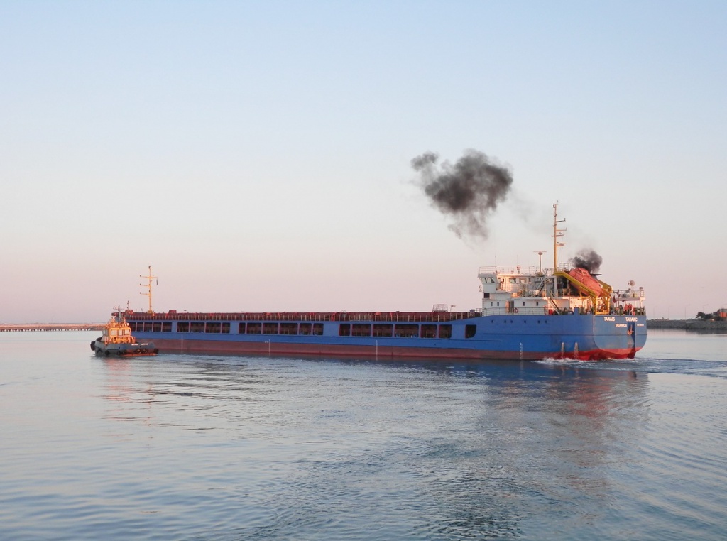 Турецкое грузовое судно горит у берегов Греции