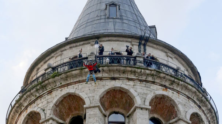Турецкий бейсджампер совершил прыжок с Галатской башни в Стамбуле (видео)