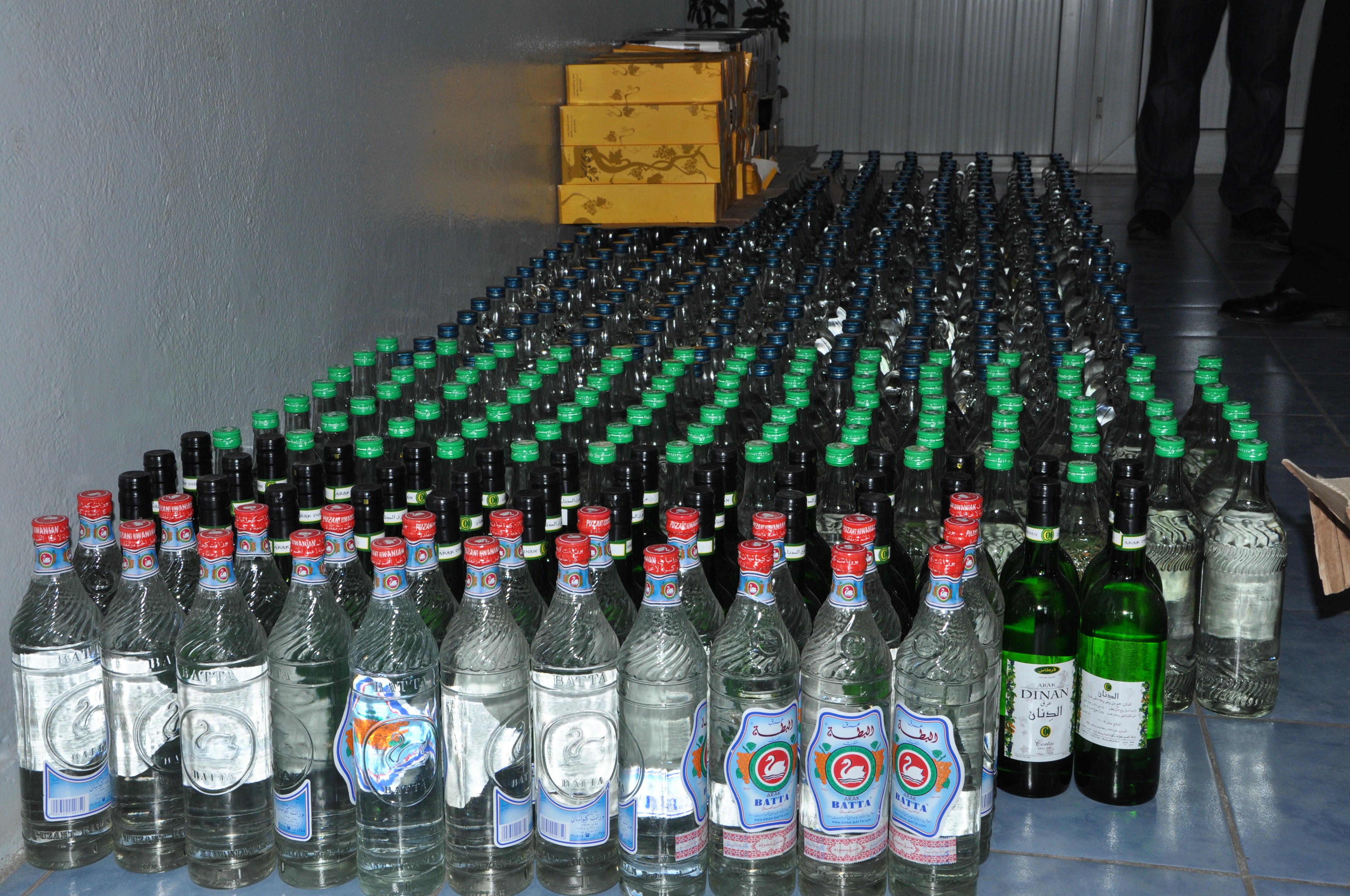 В Анталье изъято почти 5 тыс. бутылок нелегального алкоголя