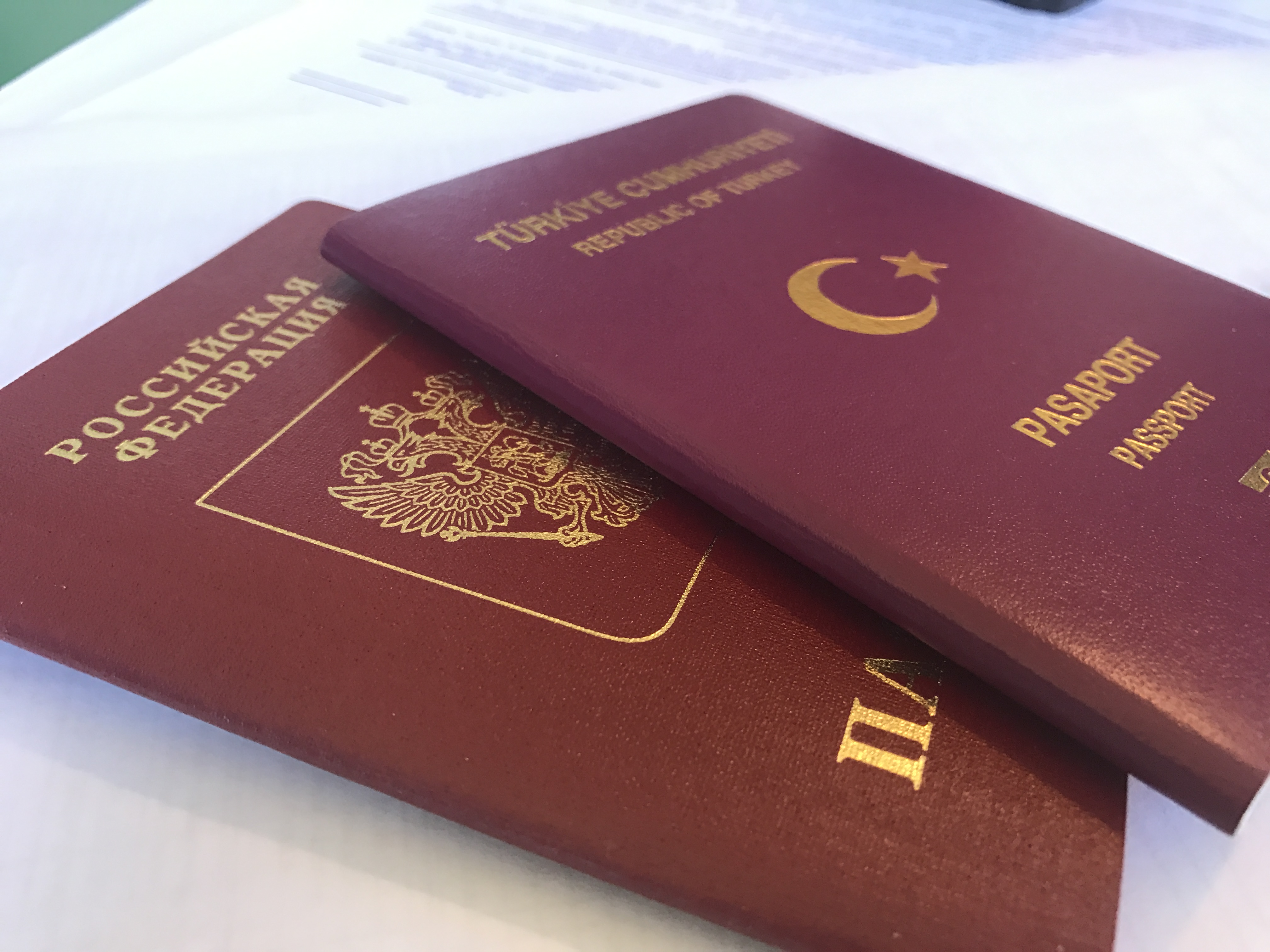 Процесс получения нового паспорта через консульство после смены фамилии по замужеству