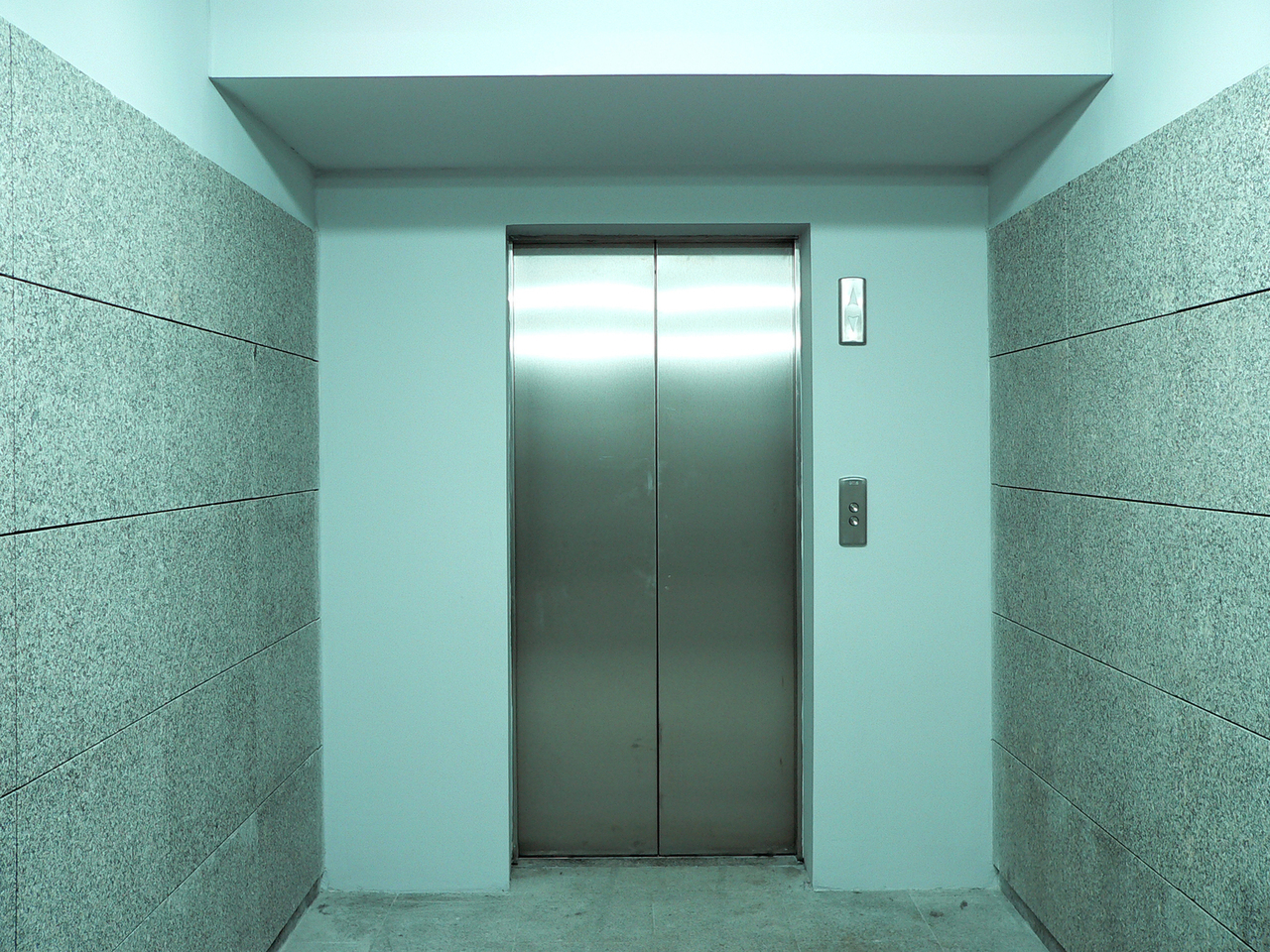 Не закрываются двери лифта: в какие ведомства можно обратиться?