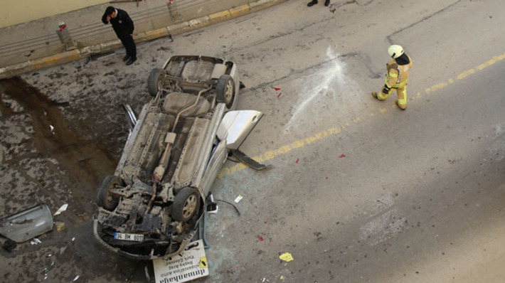 Автомобиль упал с эстакады в стамбульском Пендике (фото + видео)