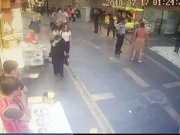 Обнаженный мужчина с ножом в руке разгуливал по Стамбулу (фото)