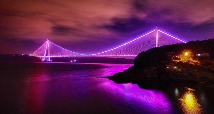 Мосты Стамбула окрасились в фиолетовый цвет
