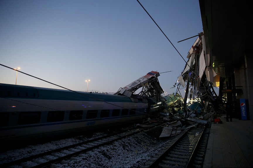 Число погибших в крушении поезда в Анкаре достигло 9 человек