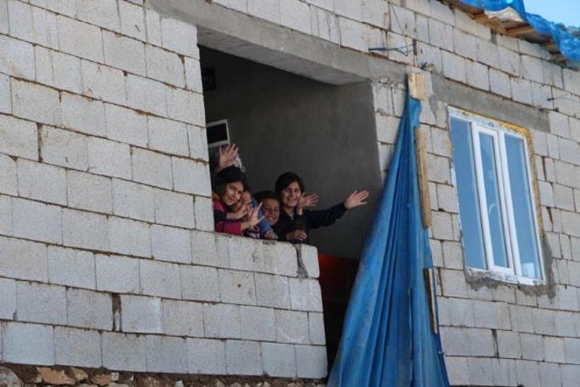 В Турции шестеро детей живут в недостроенном доме без окон и дверей