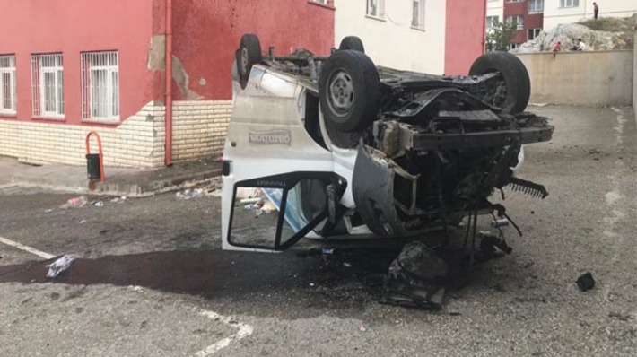 В Анкаре минибус упал с 8-метровой высоты на школьный двор